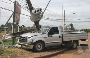 Motorista em alta velocidade desvia de motociclista e bate em poste da BR - 319 