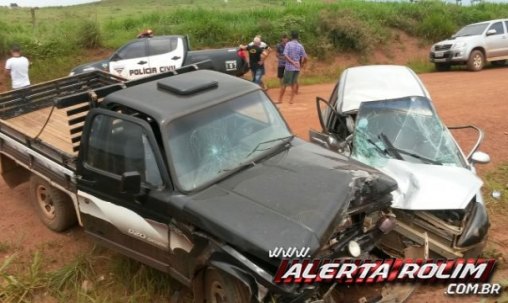 Colisão frontal entre carros deixa três pessoas feridas na zona rural 