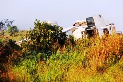 ARIQUEMES - Motorista fica ferido após tombar carreta na BR 364