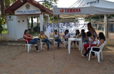 JARU - Polícia Militar adere ao movimento grevista e portões do quartel são trancados