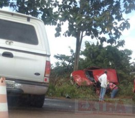 Para não bater de frente, motorista sai da pista e tomba veículo