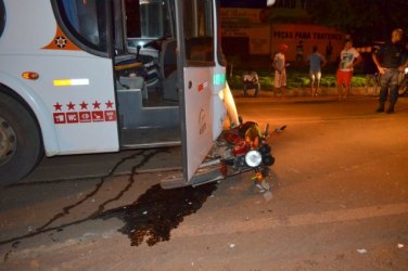 Motociclista colide de frente com ônibus na BR 364