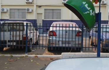 Veículos com propaganda eleitoral continuam em locais públicos, nem pátio da prefeitura escapa – Vídeo e Fotos 