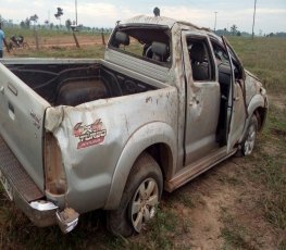 Condutor de caminhonete perde o controle, capota e mata mulher