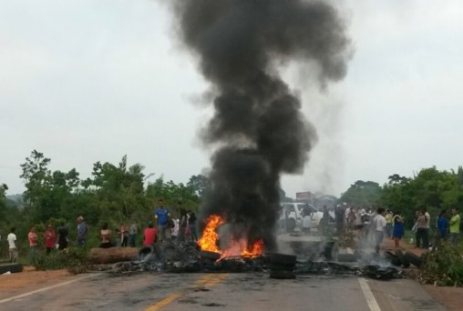 Atingidos por barragem fecham a BR 364 em Mutum Paraná