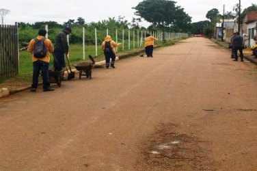 Prefeitura e moradores realizam mutirão de limpeza no bairro Ulysses Guimarães