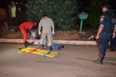 Homem e alvejado a tiros na frente de casa 