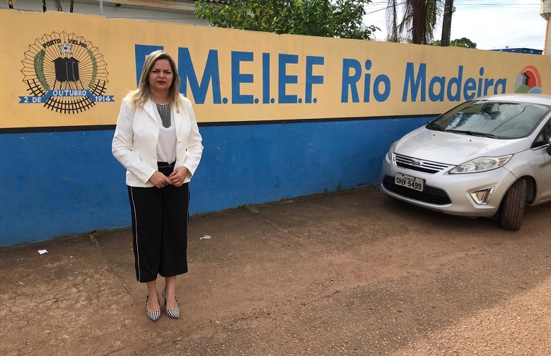 VISITA: Ada Dantas pede mais segurança para escola que foi alvo de criminosos