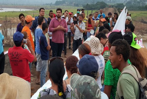 Jean Oliveira participa de manifestação em prol da ponte e de energia