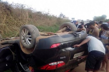 Carro com quatro pessoas cai em ribanceira na BR 364