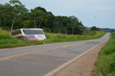 Carreta desvia de buracos e joga ônibus para fora da pista