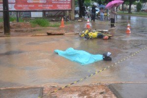 Mototaxista morre ao ultrapassar caminhão de lixo pela direita