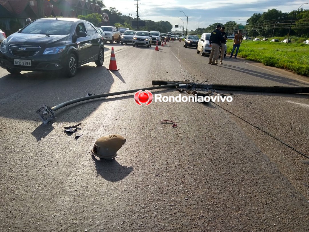 CONGESTIONADO: Motorista perde controle da direção de carro e derruba poste na BR-364