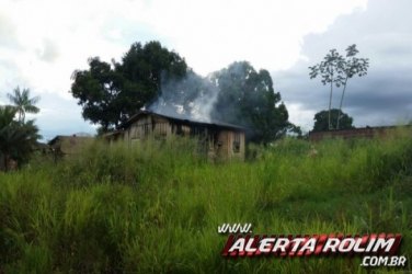 Incêndio atinge residência e a destrói parcialmente