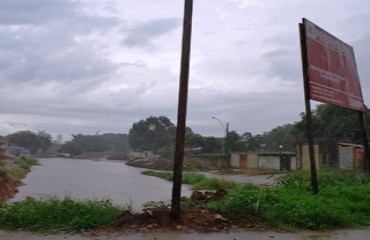 Qualquer chuva provoca alagação em obra de 