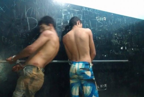 Dupla foge, agride policial e acaba presa com sintomas de embriaguez