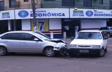 Mulher avança sinal vermelho e provoca acidente em via movimenta