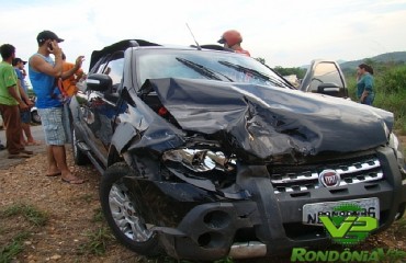 MONTE NEGRO – Carro colide após condutor parar na pista para ver marcas de outro acidente - Fotos