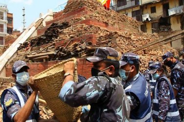 Novo tremor no Nepal deixa dezenas de mortos e mais de mil feridos