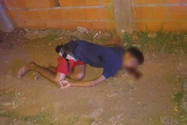 AGONIZANDO: Morador escuta barulho de tiros e encontra jovem baleado em seu quintal