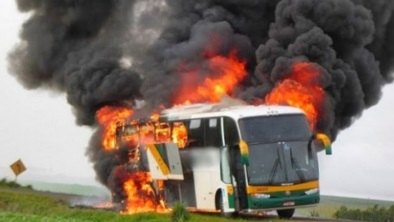 Ônibus é completamente destruído por fogo na BR 364 