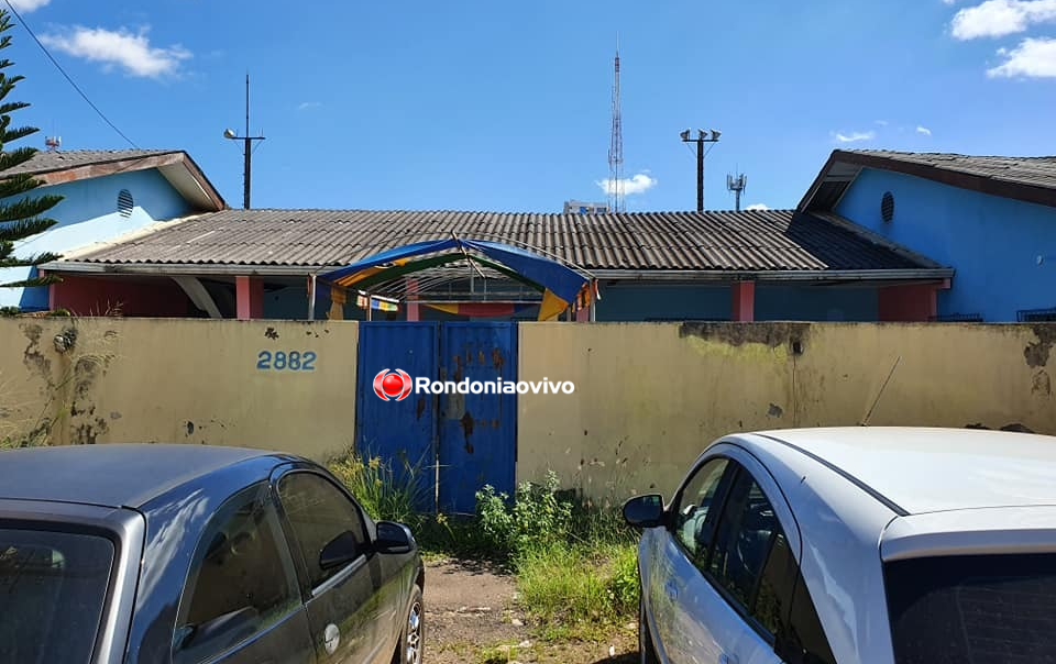 GESTÃO HILDON: Creche abandonada é tomada pelo mato e serve de abrigo para marginais