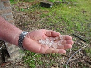 Chuva de granizo destrói telhado de escola e assusta coloradenses