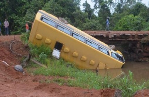 Ônibus escolar desliza e cai em ponte com alunos