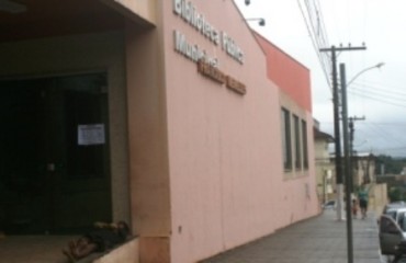 DESCASO – Biblioteca que fica ao lado da sede do executivo municipal está abandonada – Fotos