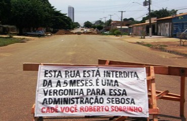 CRATERA - Manifestação de moradores completa 60 dias, rua continua interditada 