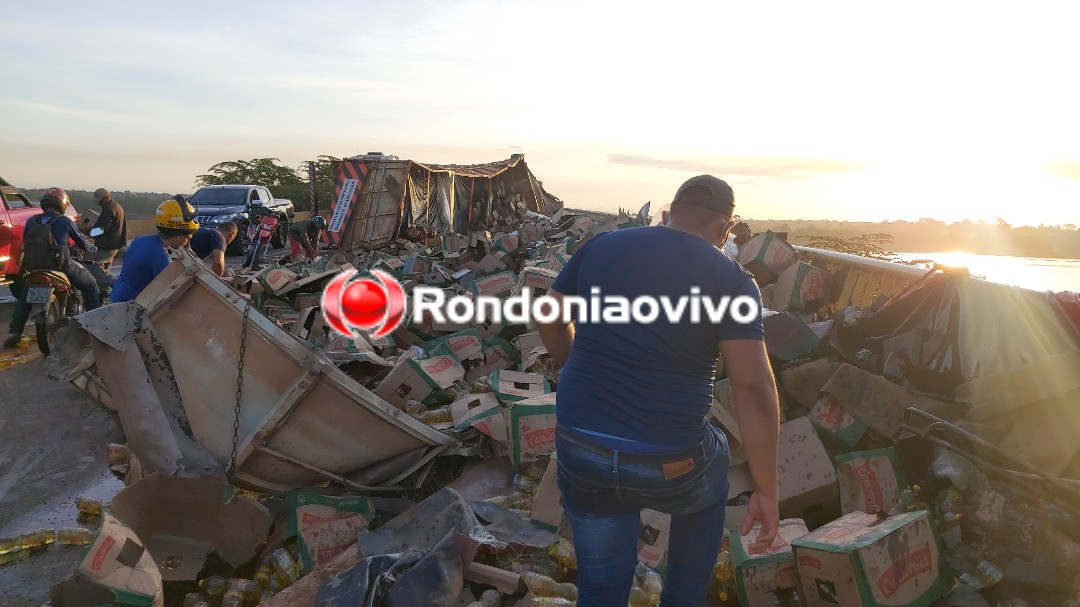 ROUBO- VÍDEO: Carreta tomba na ponte do rio Madeira e população saqueia carga