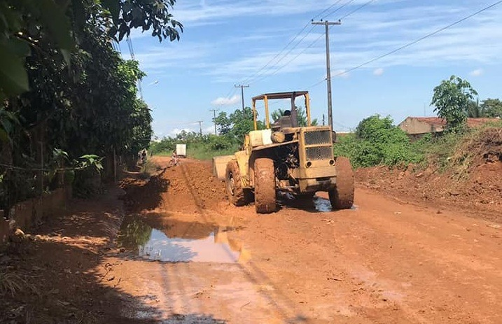 CANSADOS:  Moradores desistem de esperar por prefeitura e pagam recuperação de rua