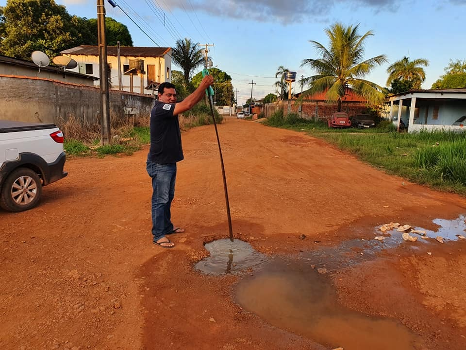 NA FOSSA: Comunidade do Nova Esperança está exposta a esgoto aberto em rua