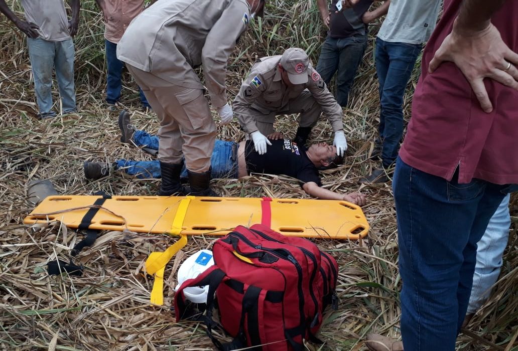 CURVA: Caminhonete Hilux perde o controle e capota na Br-364