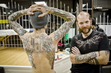 Homem bate recorde mundial de piercings no corpo