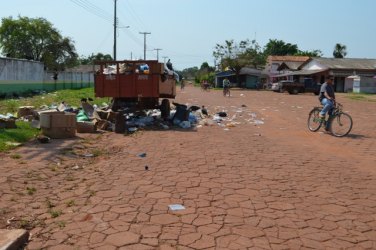 Lixo e mau cheiro causam transtornos aos feirantes no Mercado Municipal