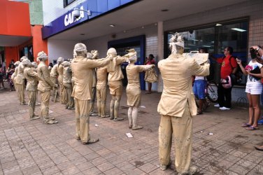 PALCO GIRATÓRIO - “Cegos” invade ruas da capital