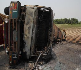 Explosão de caminhão-tanque mata mais de 140 pessoas