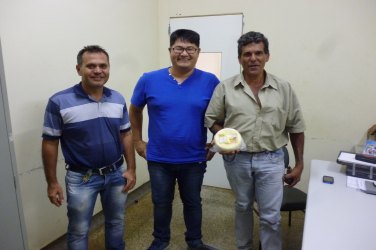 Proprietário de agroindústria visita banco de alimentos