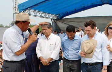 Cassol e Cahulla recebem bênçãos durante culto em Rolim de Moura