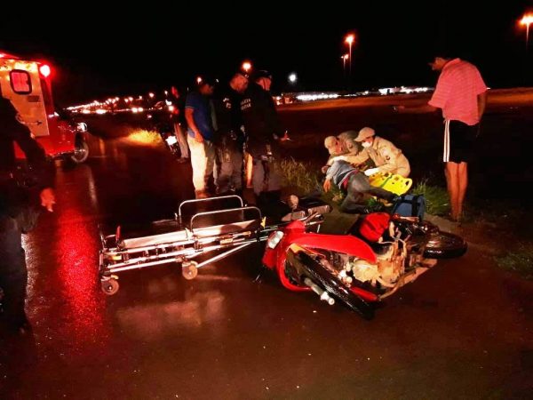 ACIDENTE: Colisão entre moto e carro deixa uma pessoa com possível fratura no tornozelo