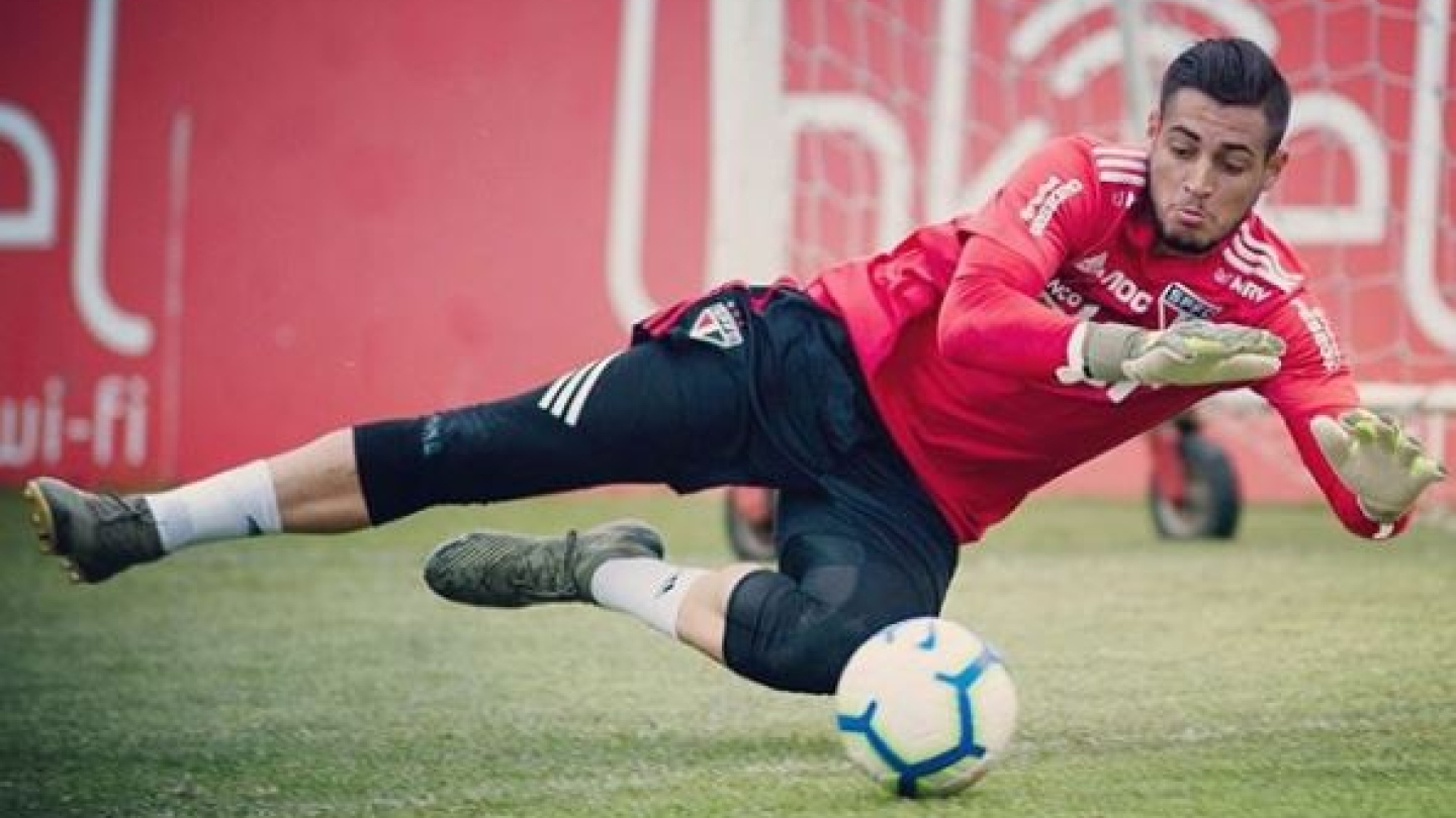 ROSTO DESFIGURADO: Goleiro do São Paulo é preso após espancar esposa e ela publica vídeo