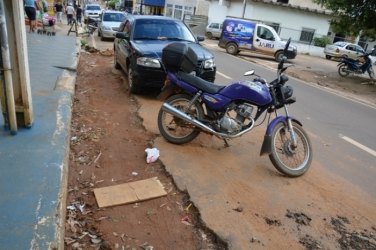 Obra abandonada pela Prefeitura vem causando transtorno a comerciantes no centro da cidade