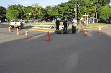 Motoqueiros se envolvem em acidente