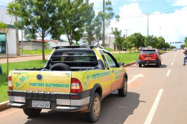 Cabos telefônicos causam acidente no trânsito