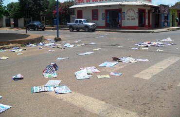 POLUIÇÃO VISUAL – Propaganda impressa da City Lar suja rua e moradores reclamam – Fotos
