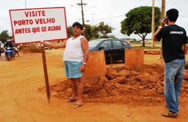 INDIGNAÇÃO – Moradores fazem protesto contra terceira paralisação das obras da avenida José Vieira Caula – Confira fotos