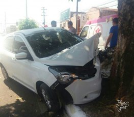 GRAVE: Criança passa mal e pai bate carro violentamente em árvore

