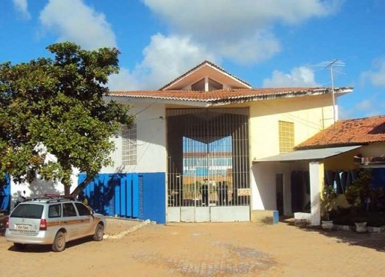 Detento escapa do maior presídio de RN pela porta da frente 