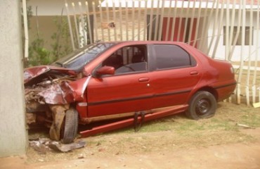 VILHENA - Motorista perde controle de carro e acerta muro